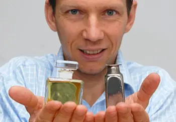 Jan Schroers van Yale toont de mogelijkheden van bulk metallic glasses 