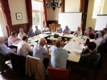 V.l.n.r. met de klok mee: Hank Oude Reimer, Edwin Dekker, Henk Hoek, Richard Boske, Reinhard Reincke, Ger van der Endt, Chantal Baas, Gijs Bender, Michel Ruesink, Daniël Kofman, Arnaud de Potter, Theo Coffeng, Ronald Koot, Ingrid van der Laaken, René Hazenberg, Reinold Tomberg en Martin Franke 