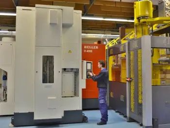 Een van de twee nieuwe H4000 horizontale bewerkingscentra van Heller bij Frencken, met rechts het palletmagazijn van Cellro (foto’s: Marian Oosterink)