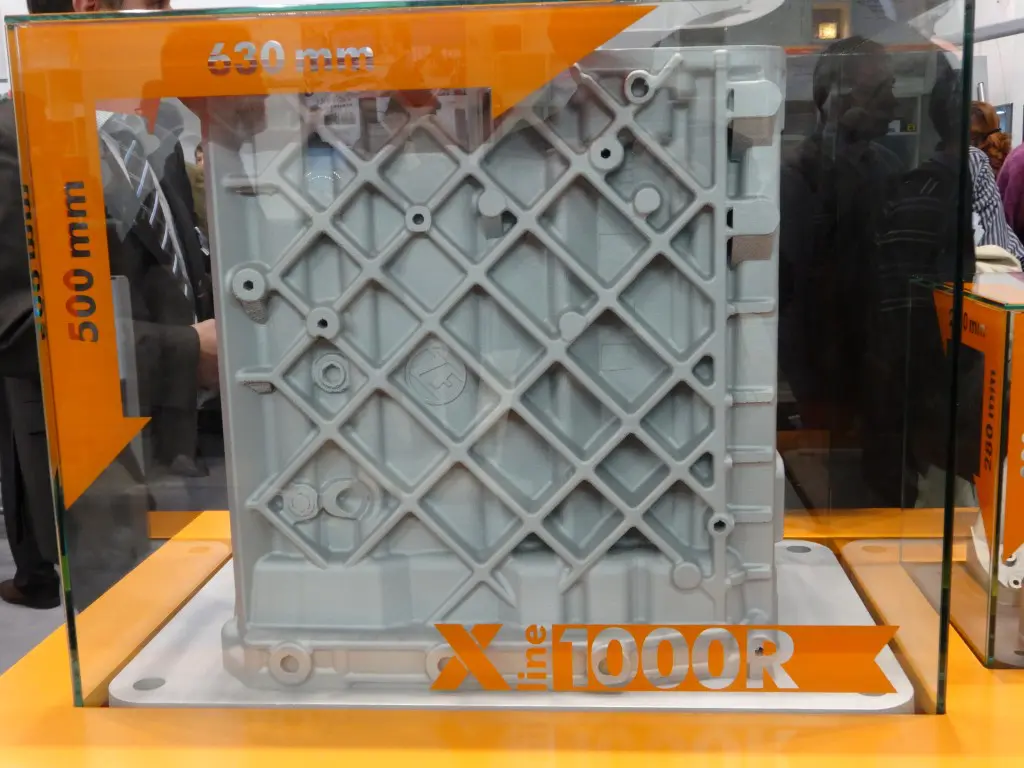 Op de Euromold kwamen we voor het eerst de X-Line 1000R tegen. Hier werd de grootte van de te printen werkstukken gepresenteerd. De X-Line 1000R heeft een bouwvolume van 630 mm x 400 mm x 500 mm (XxYxZ) (foto:Tim Wentink)