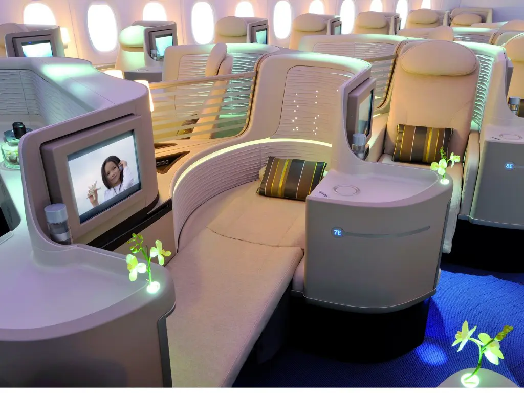 Een kijkje in de loungeruimte van de Airbus A380 in de showroom in Toulouse (F) (foto: exm company / H. Goussé)