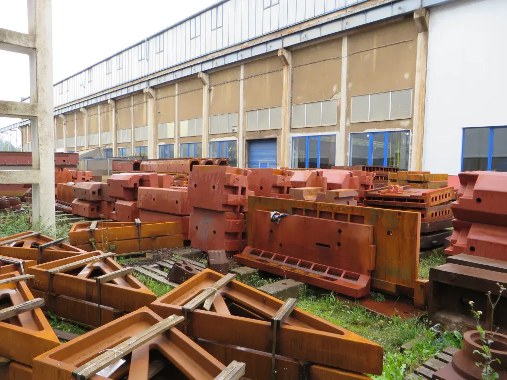 Voorraad gietwerk buiten de productiehallen van TOS Varnsdorf 