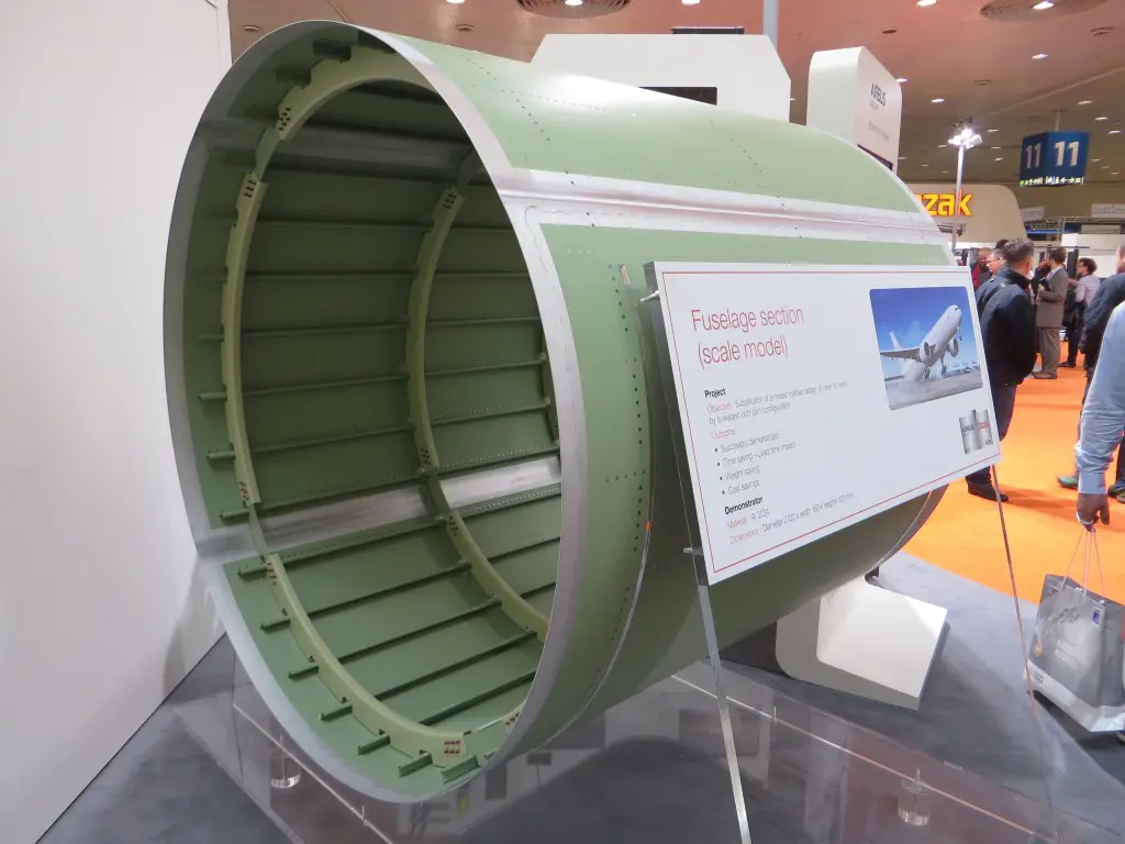 Model van een rompdeel van Airbus waarbij het wrijvingsroerlassen een alternatief is voor klinken