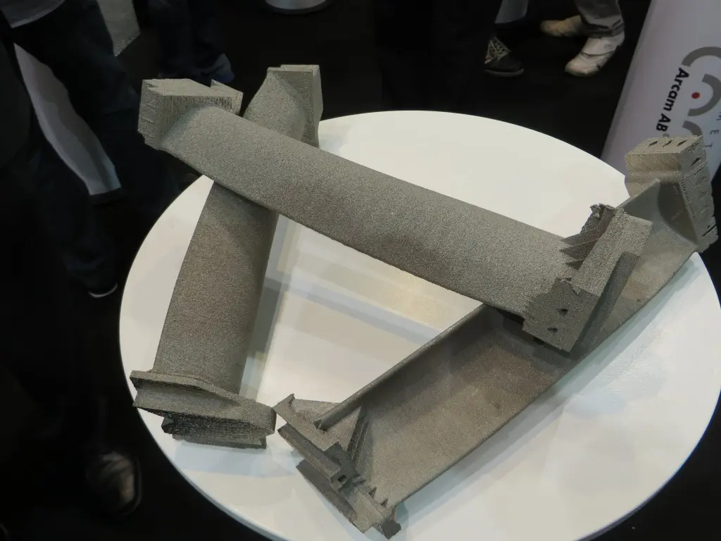 Avio Aero gebruikt EBM-printing voor het maken van deze lagedruk-schoepen van een compressor. Dit deel met een massa van 500 g wordt opgegroeid in 1,5 uur.  Het voordeel van additive mananufacturing van deze schoepen ten opzicht van gieten is, is dat het materiaal, een TiAl-legeringen, bij gieten een grote gevoeligheid heeft voor scheurvorming. Bij AM speelt dit niet. Ten opzichte van de gebruikelijke nikkellegeringen scoort de titaanlegering met een dichtheid die veel lager is, dus een gewichtsbesparing