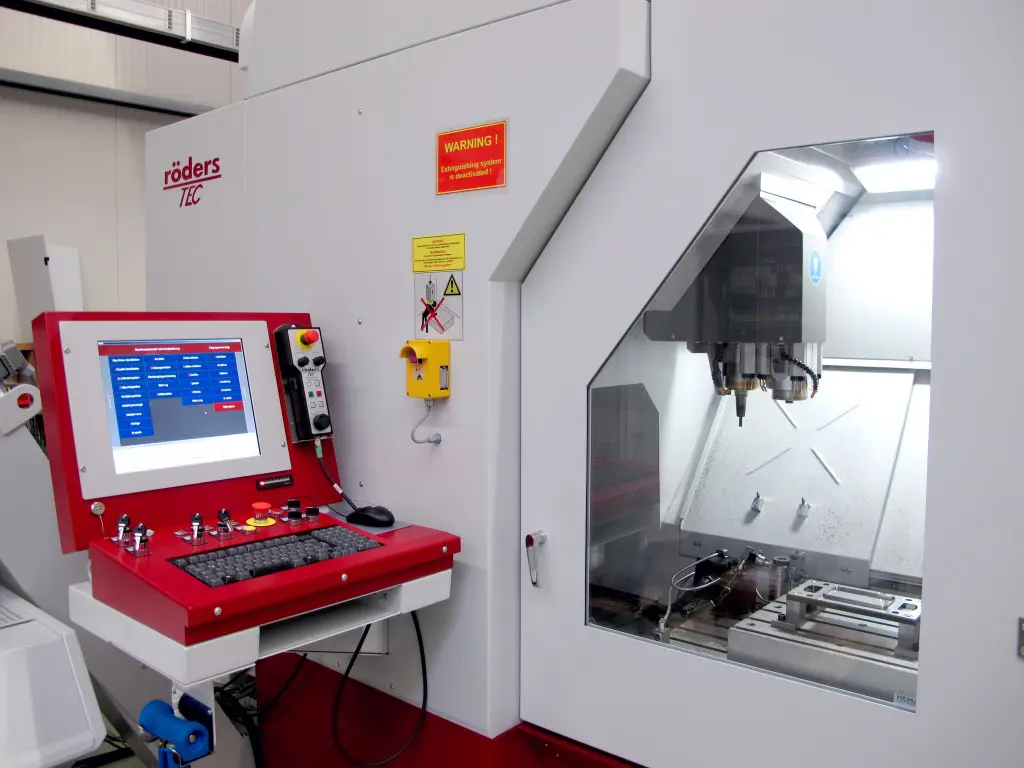 Met het RXP801Z2 bewerkingscentrum van Röders (Dymato) kunnen werkstukken in een opspanning nauwkeurig worden bewerkt. Tijdens de Demoweek zijn een groot deel van de bewerkingscentra uitgevoerd met gereedschappen van Dormer Pramet (foto: Dymato)