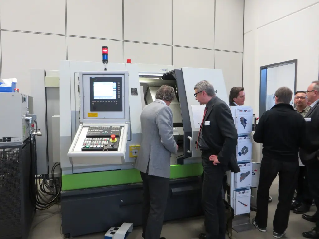 De muFuture tijdens de Hausmesse van Benzinger. Dit is een machine met een bijzondere opbouw. X- en Z-as bevinden zich direct op het machinebed en dragen elkaar niet. Dus geen wisselwerking tussen de assen. Van belang gelet op de hoge radiale verspaningskrachten