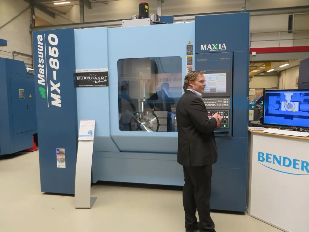 Een Matsuura MX-850 vorige week tijdens de Demoweek gefotografeerd in de showroom van Bendertechniek in Veenendaal. Deze machine is verkocht aan Burghardt Techniek (foto: Reinold Tomberg)