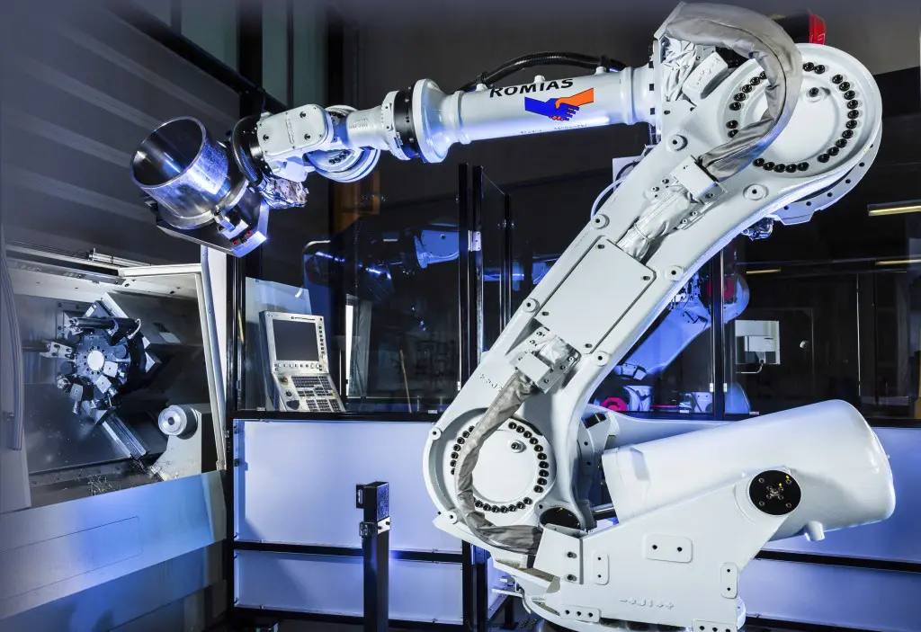 Een opstelling van Romias voor het laden en lossen van draaiwerkstukken 