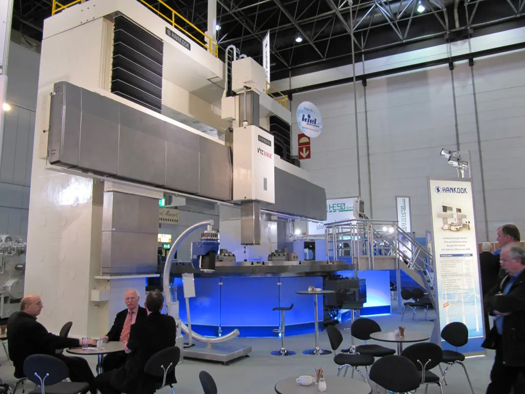 Een echt grote machine op de Metav was deze Hankook carrousseldraaimachine in 2010