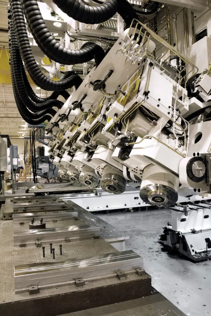 Een kijkje in een vijfspillige portaalfrezer van Fives 