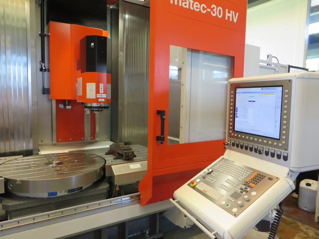 Een kijkje in de geopende Matec-30 HV. De rondtafel heeft een diameter van 1.000 mm. Het machinebereik is 2.000 mm x 800 mm x 800 mm (X x Y x Z)