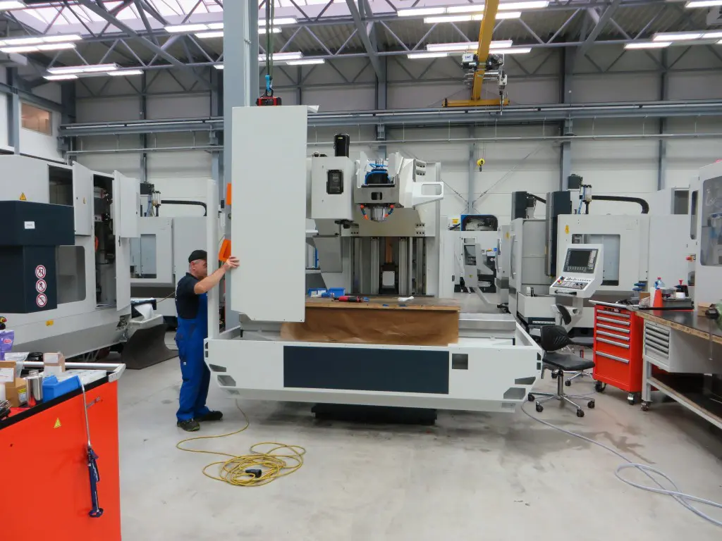 Opbouw van de nieuwe drie-asser in de fabriek van Spinner in Sauerlach (D) (foto: Reinold Tomberg)