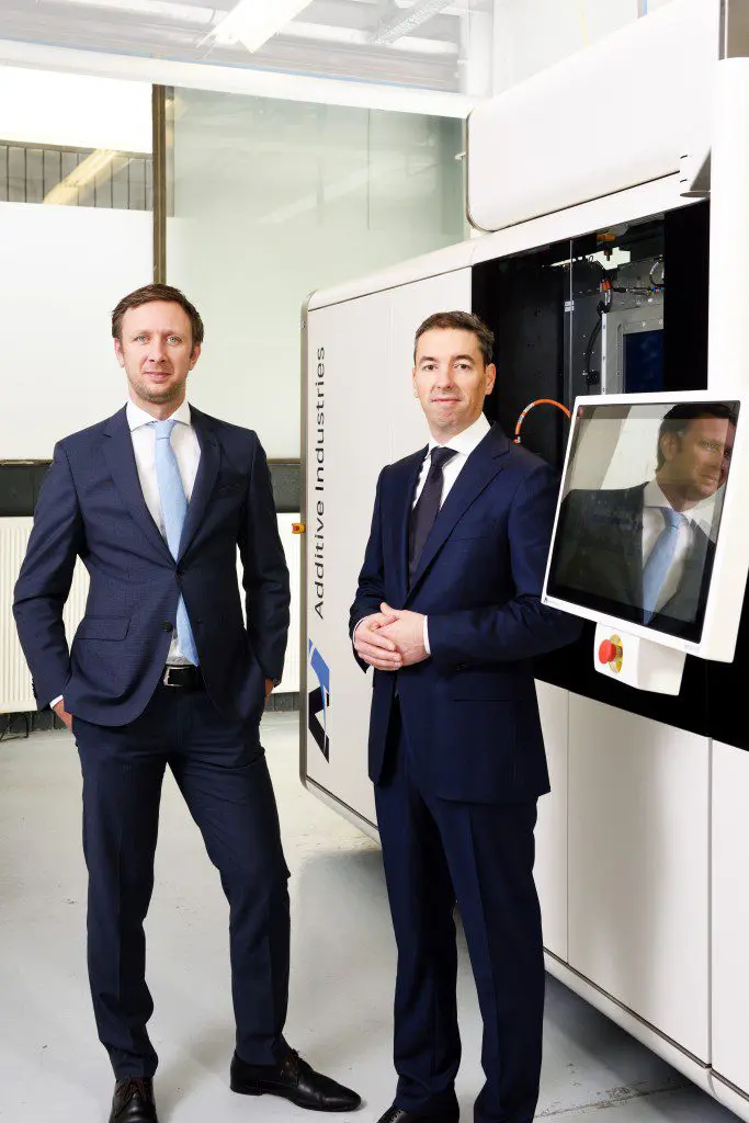 Oprichters van Additive Industries: Jonas Wintermans (links) en Daan Kersten voor de MetalFAB1 (foto: Additive Industries)
