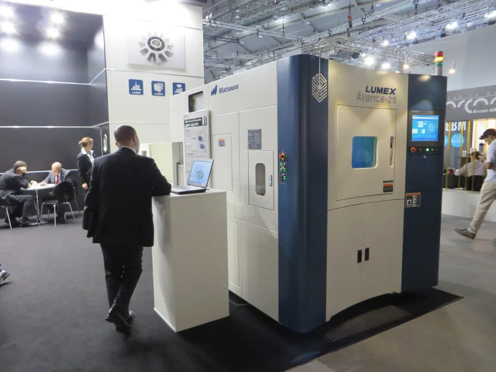 Hybride machine van Matsuura voor de combinatie van SLM met hogesnelheidsfrezen, live gedemonstreerd tijdens de Formnext. Matsuura biedt deze machine nu ook aan in Europa