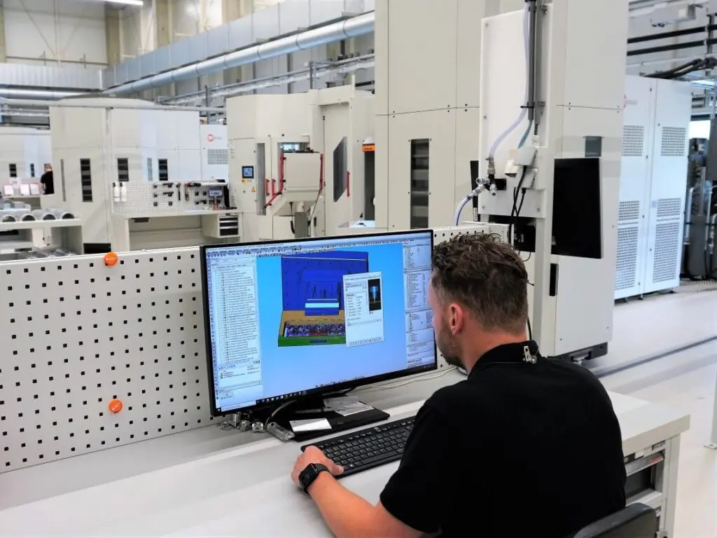 De productielocatie van Kusters Precision Parts in Oss heeft 21 programmeerstations. Met behulp hyperMill CAM kan de toeleverancier snel, flexibel en foutloos de meest complexe onderdelen programmeren..