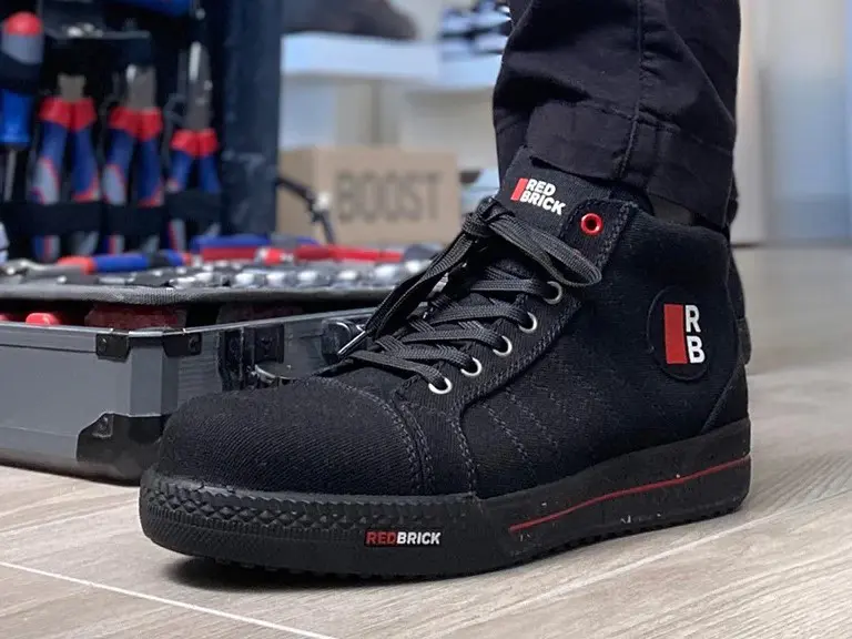 De nieuwe duurzame Redbrick Opal safety sneaker, gemaakt van gerecycled canvas, voldoet tevens aan de S1PL-veiligheidsnorm.