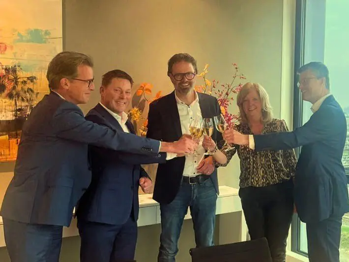 De overname wordt beklonken, met Daniël Gulikers van Lucassen in het midden.