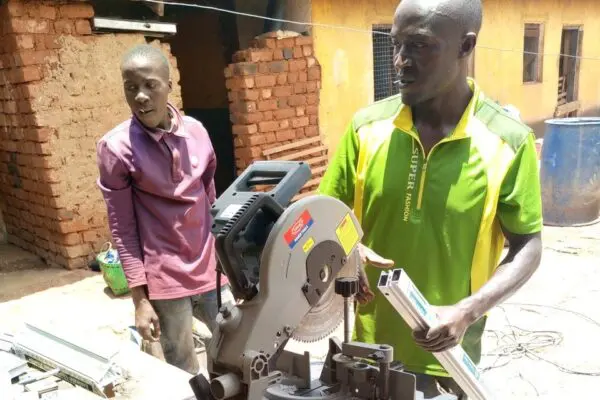 Hery (rechts) helpt nu andere jongeren (foto: Gered Gereedschap).