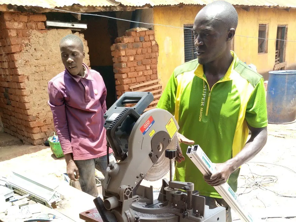 Hery (rechts) helpt nu andere jongeren (foto: Gered Gereedschap).