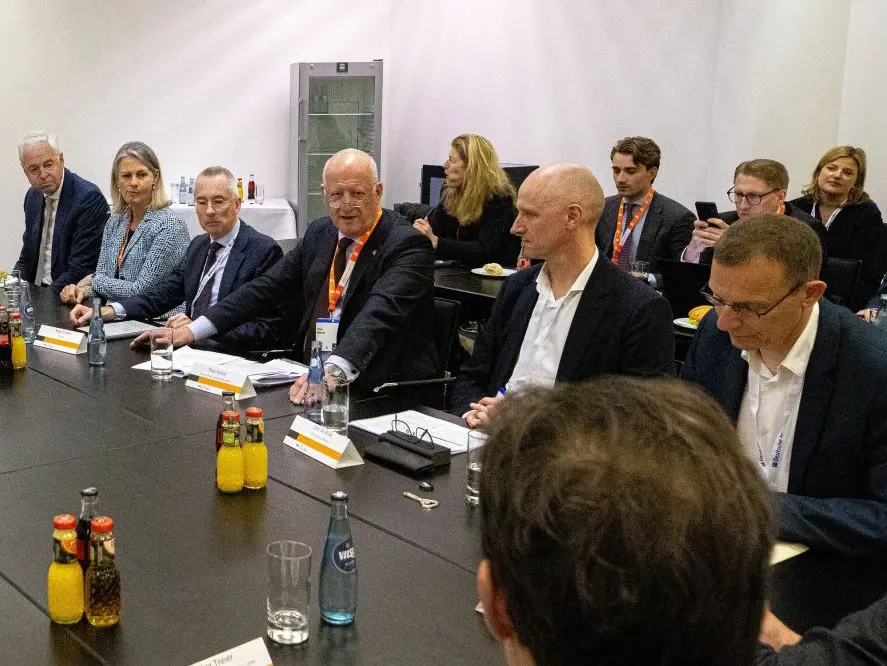 FME-voorzitter Theo Henrar (midden) tijdens de CEO Roundtable (foto: FME).
