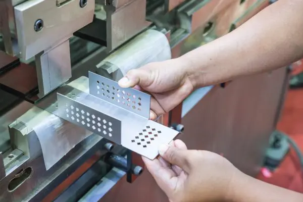 Kleine bedrijven hebben door de jaren heen gemiddeld een lager verzuim dan grotere bedrijven. Toch ligt het aantal ernstige ongevallen bij kleinere bedrijven veel hoger dan bij (middel)grote bedrijven (foto: Shutterstock).