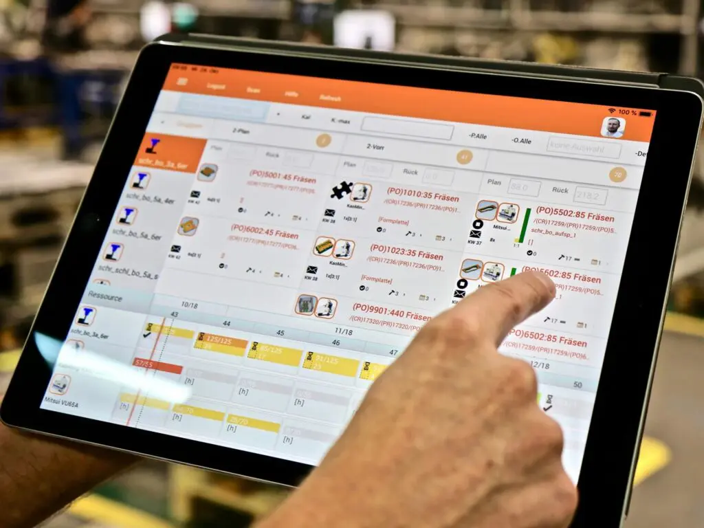 MES-systemen, zoals Hummingbird van Open Mind Technologies, geven de productiemedewerkers van verspanende bedrijven direct inzicht in voor hen relevante data, die uitgelezen worden uit de machines. Ook gegevens over productieorders worden zo gecommuniceerd vanuit het ERP-systeem dat gekoppeld is. (foto: Open Mind)
