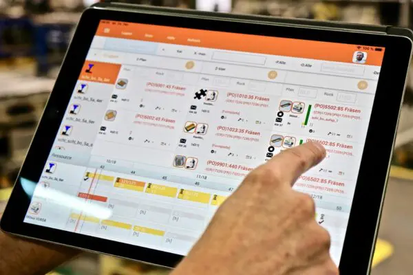 MES-systemen, zoals Hummingbird van Open Mind Technologies, geven de productiemedewerkers van verspanende bedrijven direct inzicht in voor hen relevante data, die uitgelezen worden uit de machines. Ook gegevens over productieorders worden zo gecommuniceerd vanuit het ERP-systeem dat gekoppeld is. (foto: Open Mind)
