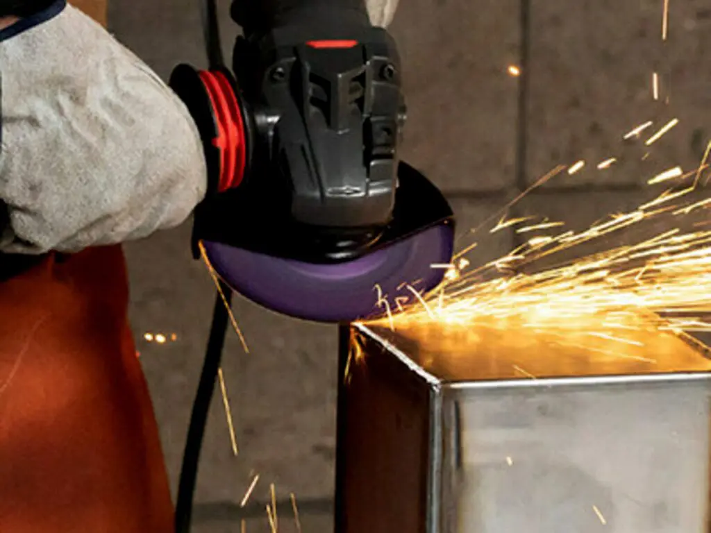 De belasting voor handen en armen is bij het werken met Cubitron 3 schuurproducten lager dan bij conventionele schijven.