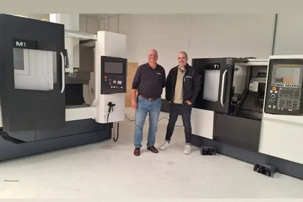 Peter Holtslag (links) en Carlo Hurkmans in het test- en trainingscentrum in Eindhoven waar nu nog de laatste hand aan gelegd wordt. Deze speciale faciliteit voor testen opent officieel op 15 november tijdens de open dag.