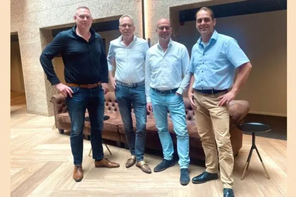 Dennis Grolleman (DG Steel Group), Jan van de Maat, Arnold Hofmeijer en Frank Gelen (Maathof Groep) (van links naar rechts) (foto: Dennis Grolleman).