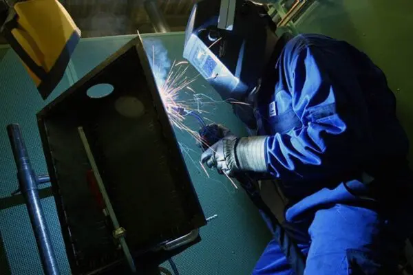 Lasrook is een gevaarlijke stof die vrijkomt tijdens het lassen. De Nederlandse Arbeidsinspectie gaat er nu extra op controleren (foto: Nederlandse Arbeidsinspectie).