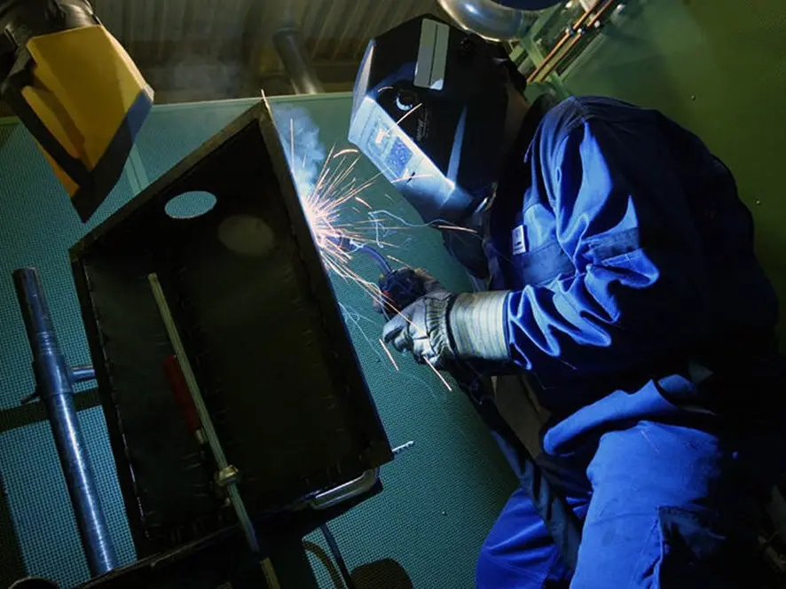 Lasrook is een gevaarlijke stof die vrijkomt tijdens het lassen. De Nederlandse Arbeidsinspectie gaat er nu extra op controleren (foto: Nederlandse Arbeidsinspectie).