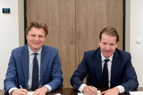 Minister Ruben Brekelmans van Defensie (links) en VDL-topman Willem van der Leegte ondertekenen de huurovereenkomst (foto: VDL).