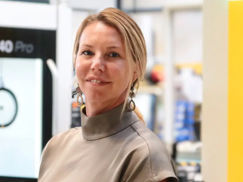 Ires Veerman (tijdens de presentatie van de Factory of the Future Exists Today): “Kostenreductie is niet hetzelfde als inleveren op je marge. Elk bedrijf wil een marge hebben. Als we slimmer samenwerken en meer in processen gaan denken, kunnen we marge stapelen vermijden.” (Foto: MTL Metaal Magazine.)