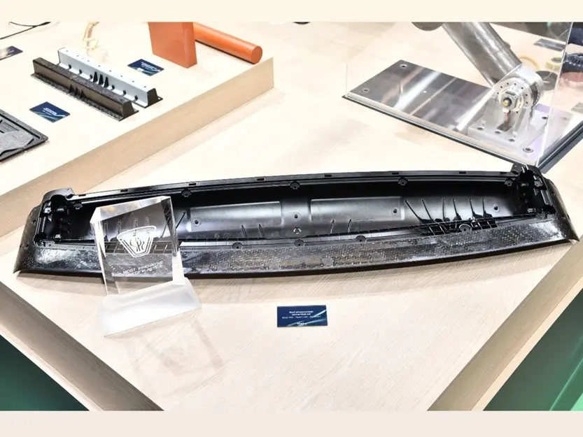 Lichtgewicht dakdwarsbalk van Durethan- en Tepex-materialen, dat wordt geïntegreerd aan de voorkant van het stoffen cabrioletdak voor sterkte en ontwerpflexibiliteit.