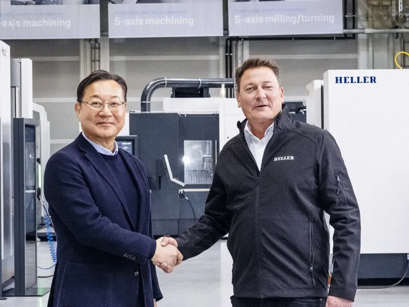 Won-jong Kim, CEO van DN Solutions (links), en Dr. Thorsten Schmidt, CEO van Heller Group,: “Deze strategische samenwerking versterkt de positie van beide bedrijven op het gebied van precisietechniek.”