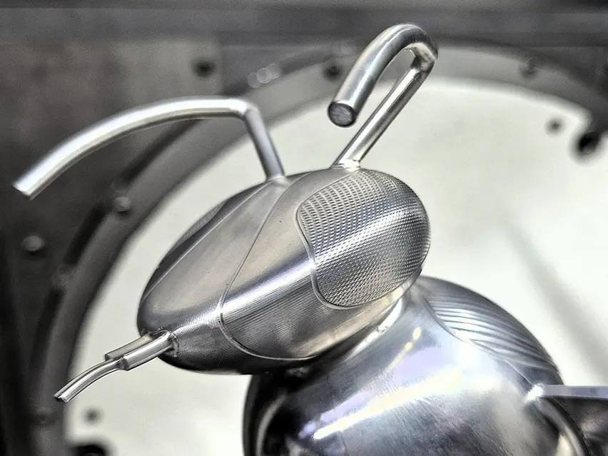 Honingbij, 5-assig gefreesd uit 32 kg aluminiumblok, te zien op TechniShow featured image