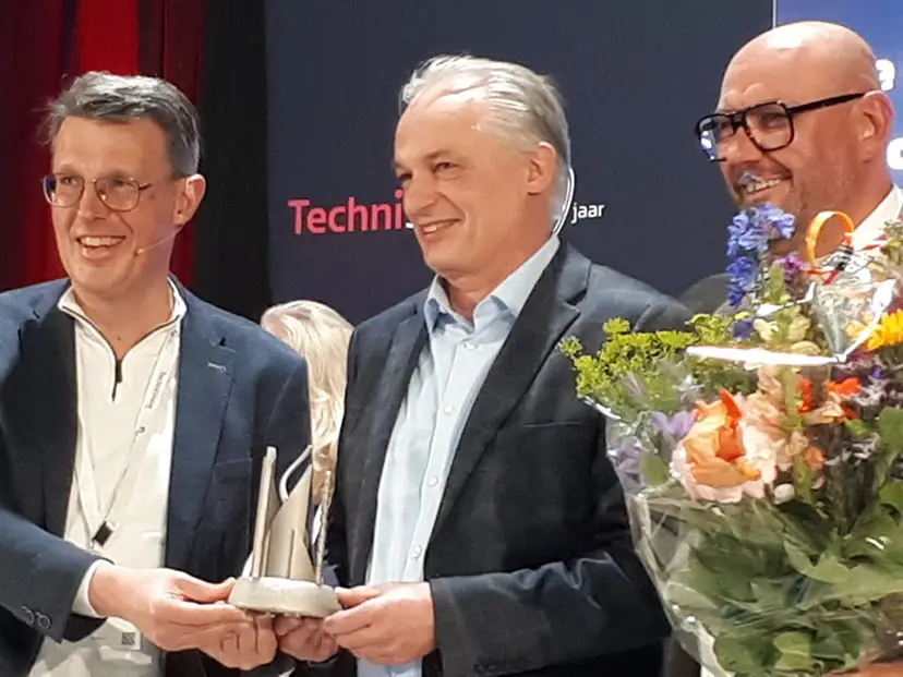 Edwin Dekker (industrie-specialist FPT/Nevat) (links) overhandigt de award aan de winnaars Stephan van Sante (midden) en Tino Daverveld van Gühring.